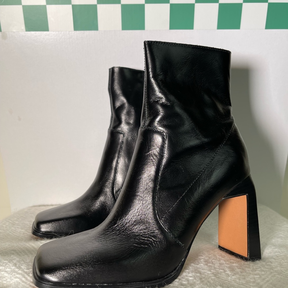 Women’s Fashion boots (Size: 8 Women)